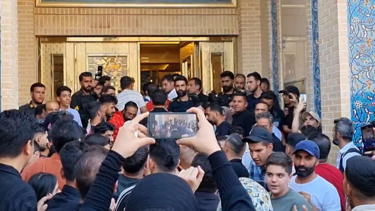 تجمع هواداران پرشور پرسپولیس پشت درب هتل تیم