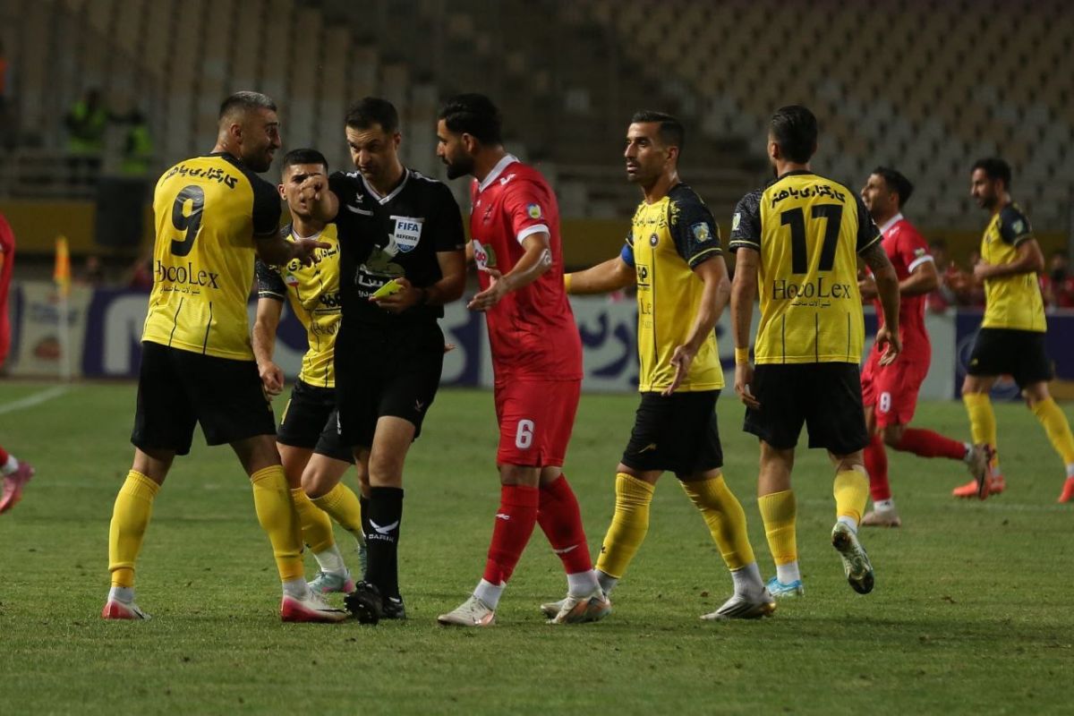 اخراج‌های تکراری در بازی پرسپولیس و سپاهان؛ جنگ ادامه دارد!