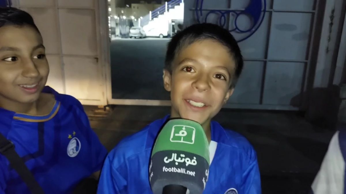 گفت و گوی جالب با نوجوانان استقلالی که در انتظار دیدن حردانی و اسلامی بودند