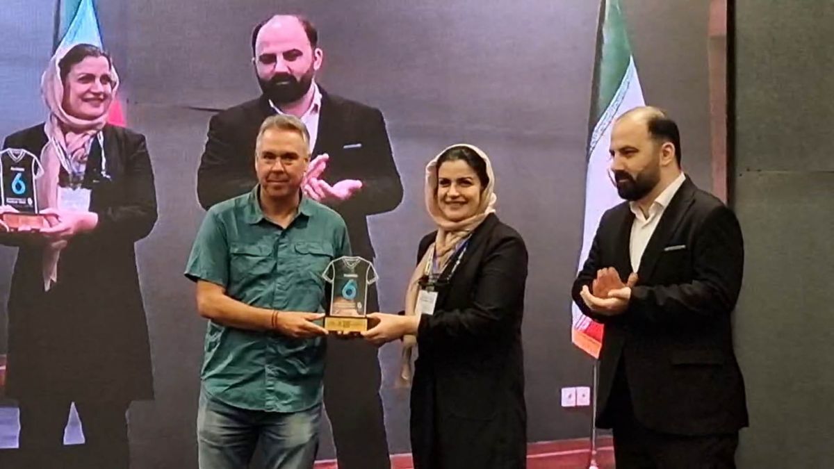 تقدیر از په‌په لوسادا، مربی بدنساز پرسپولیس در حاشیه ششمین کنگره بین المللی فوتبال کلینیک