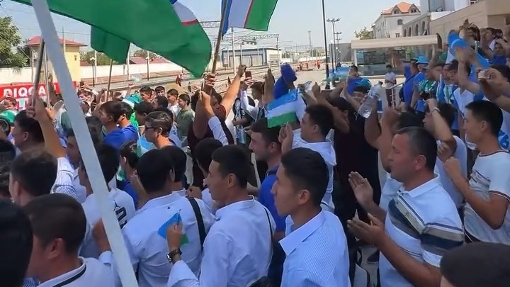 هواداران ازبکستان آماده حضور در ورزشگاه المپیک تاشکند برای فینال کافا هستند