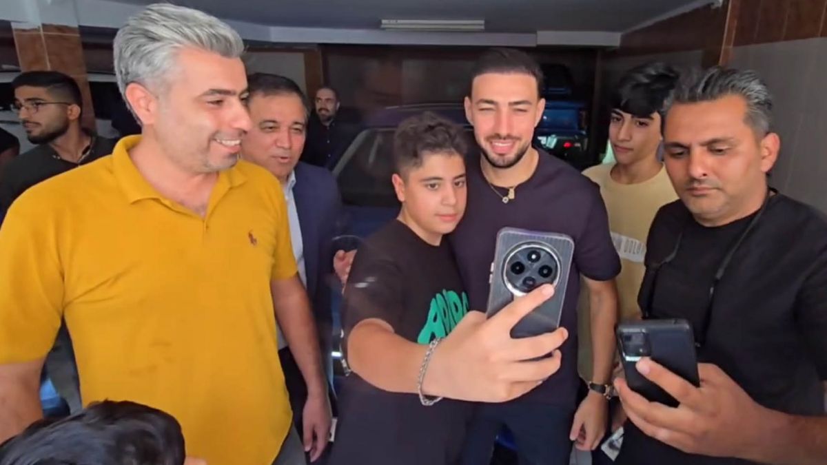 عکس یادگاری هواداران استقلال با مونیر الحدادی