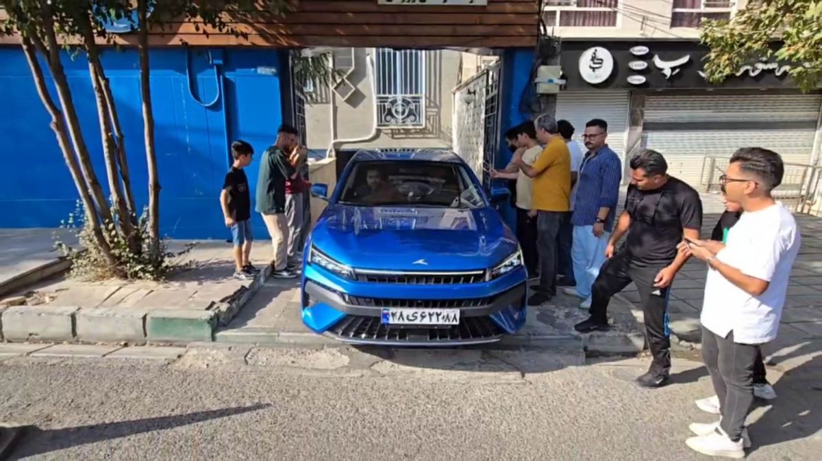 مونیر الحدادی محل باشگاه استقلال را به سمت محل تمرین ترک کرد