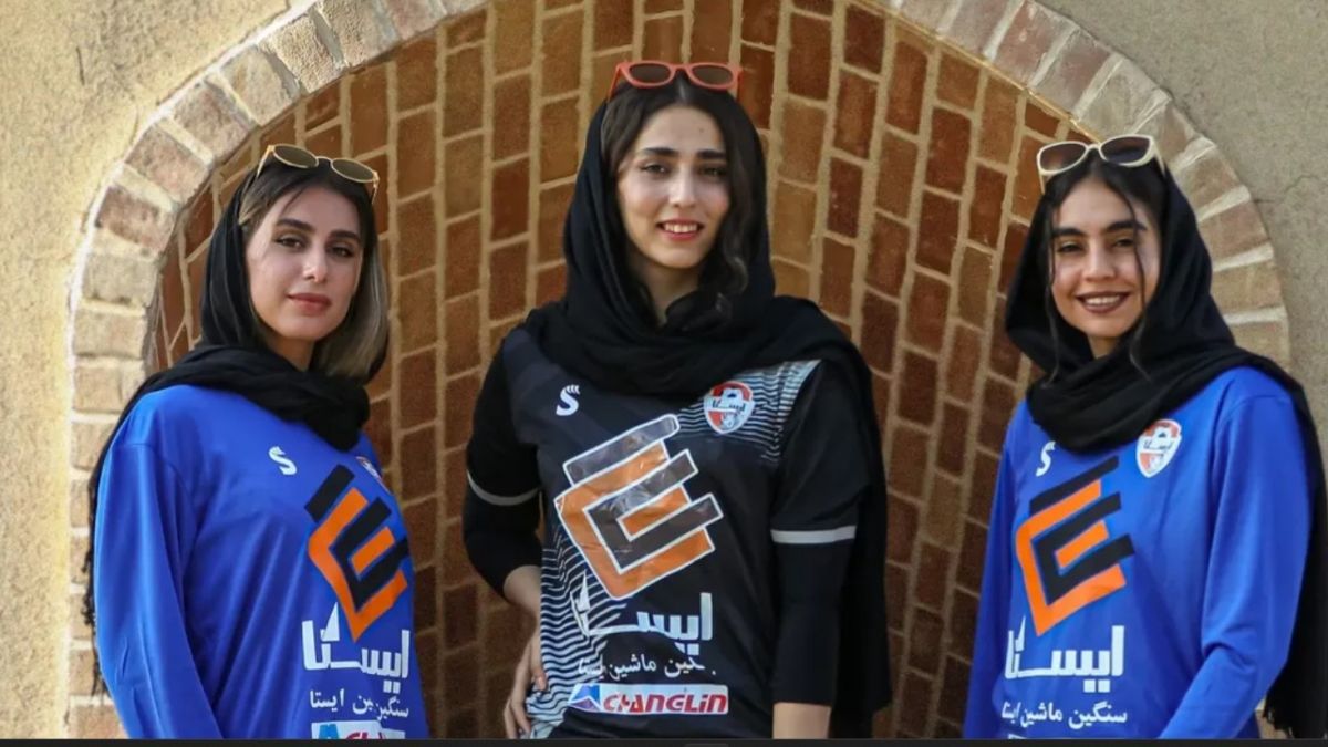 کلیپ رونمایی از پیراهن تیم بانوان ایستا کردستان پیش از تقابل با پرسپولیس