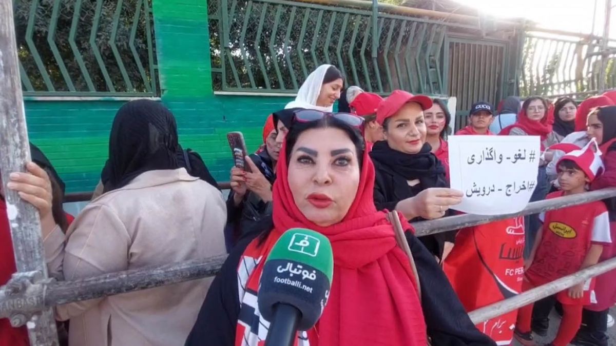 اعتراض شدید هواداران پرسپولیس پیش از شروع بازی با فولاد
