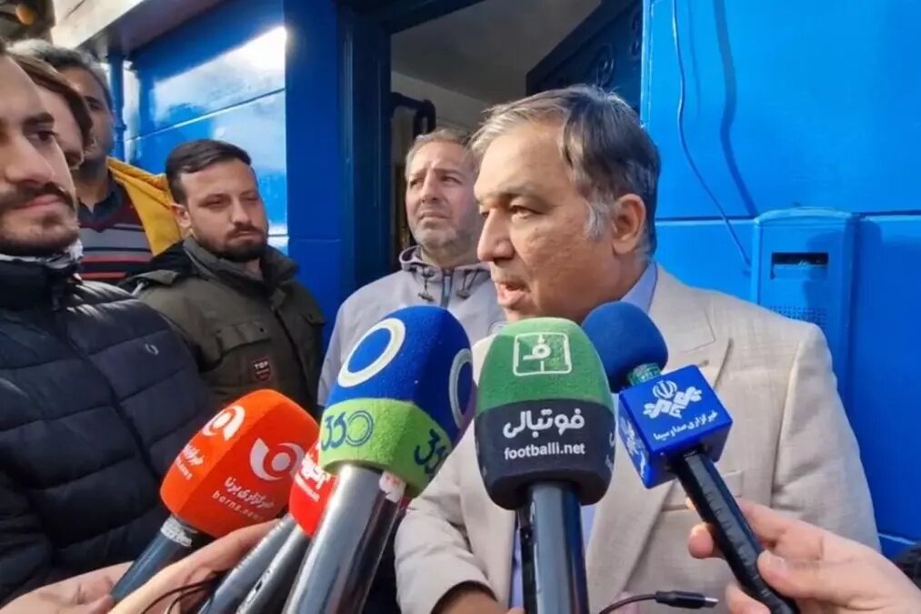 تاجرنیا پاسخ کعبی را داد؛ او را با لگد زدن می‌شناسند!