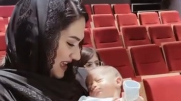 حال و هوای همسر رحمان عموزاد حین کشتی فینال و اشک شوق پس از قهرمانی