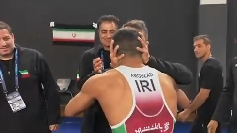 ورود رحمان عموزاد به رختکن و شادی با ملی پوشان و علیرضا دبیر