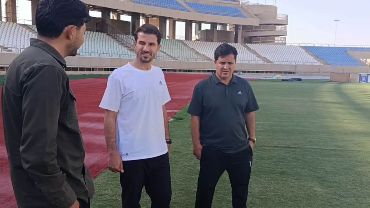 بازدید قاسم حدادی‌فر سرمربی ذوب آهن از چمن ورزشگاه پارس شیراز