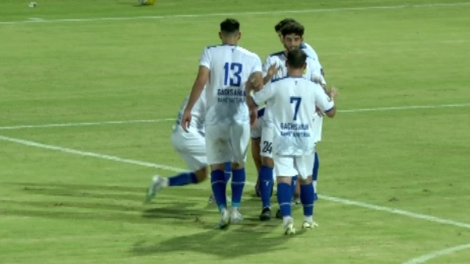 گل اول نفت گچساران به صنعت نفت آبادان (احمد شریعت زاده)