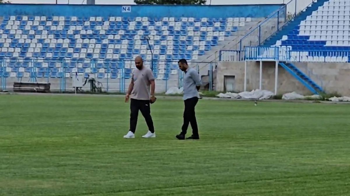 بازدید مازیار زارع و مهدی تارتار از چمن ورزشگاه سیروس قایقران پیش از بازی ملوان - گل گهر