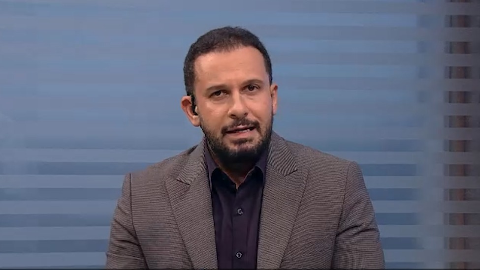 انتقاد تند مجری برنامه از رفتار بازیکنان استقلال در فرودگاه