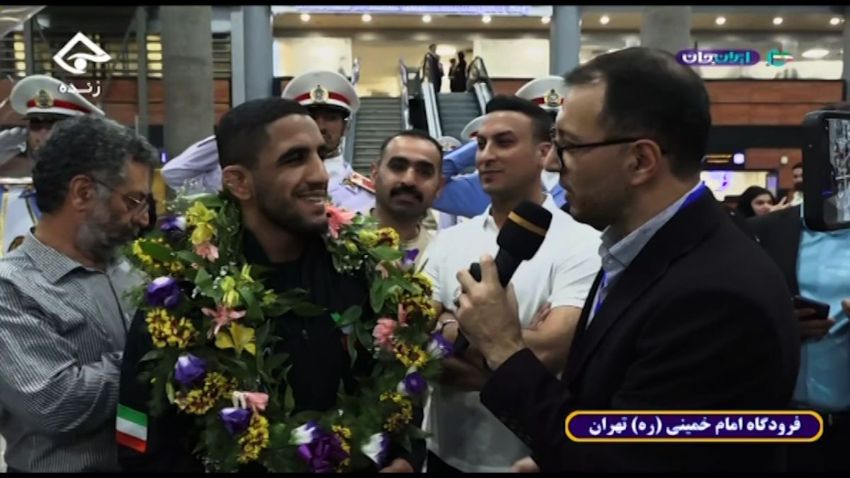استقبال گرم خانواده رحمان عموزاد از او پس از بازگشت به کشور