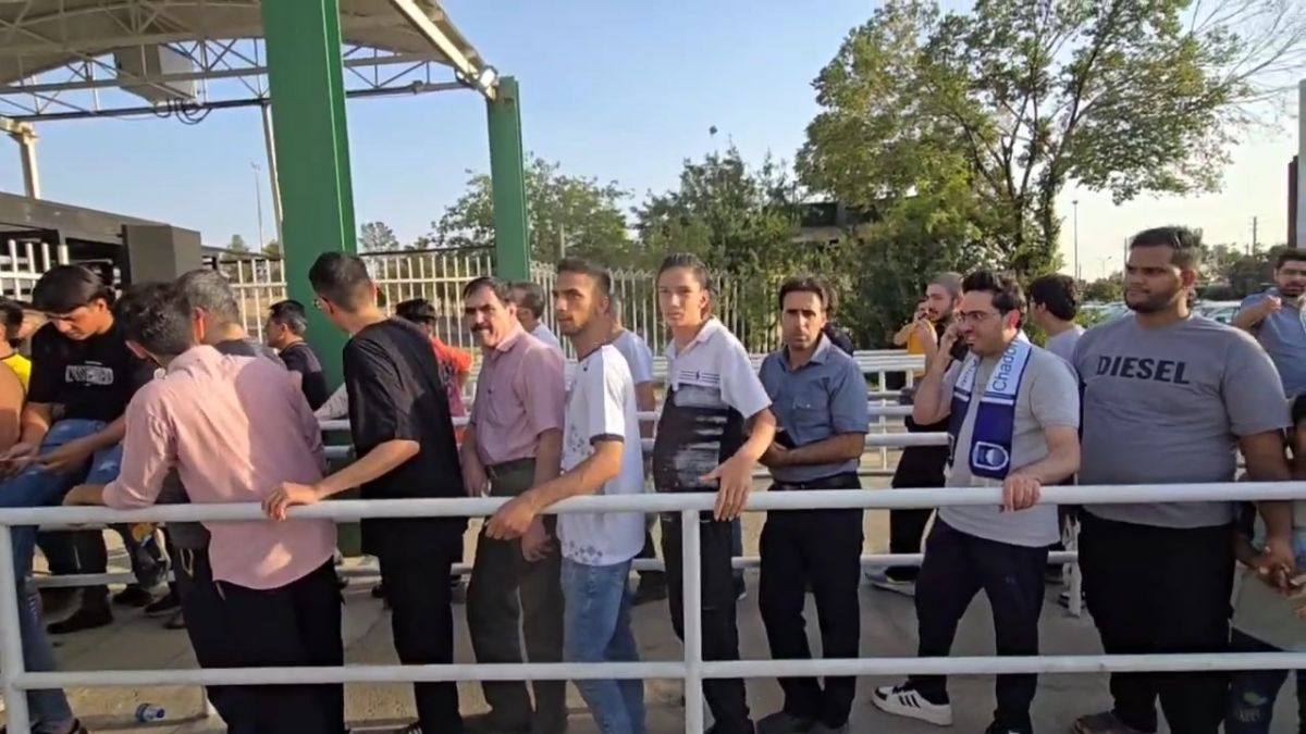 صف قابل توجه مقابل گیت ورودی هواداران چادرملو در آستانه بازی با پرسپولیس