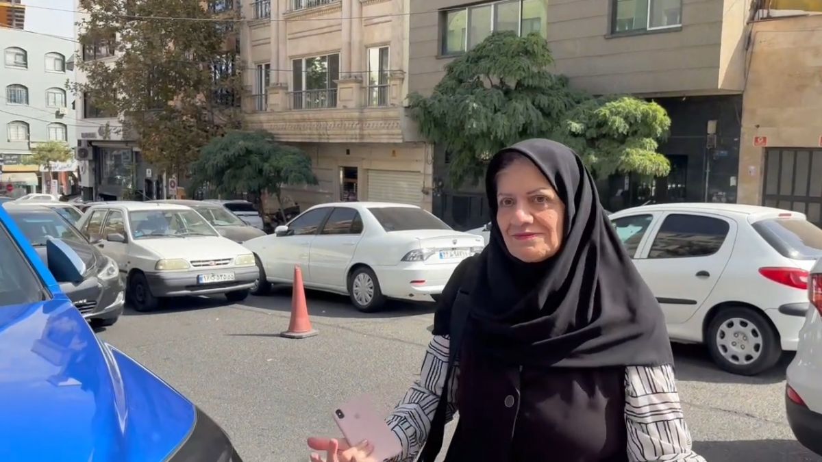فریده شجاعی حین ورود به ساختمان باشگاه استقلال: جلسه است؟ خبر ندارم