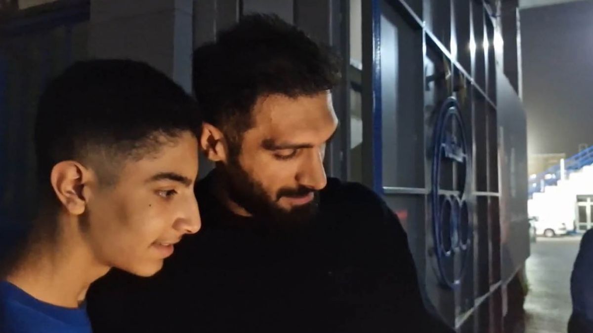 عکس یادگاری هواداران استقلال با بازیکنان در هنگام خروج از محل تمرین