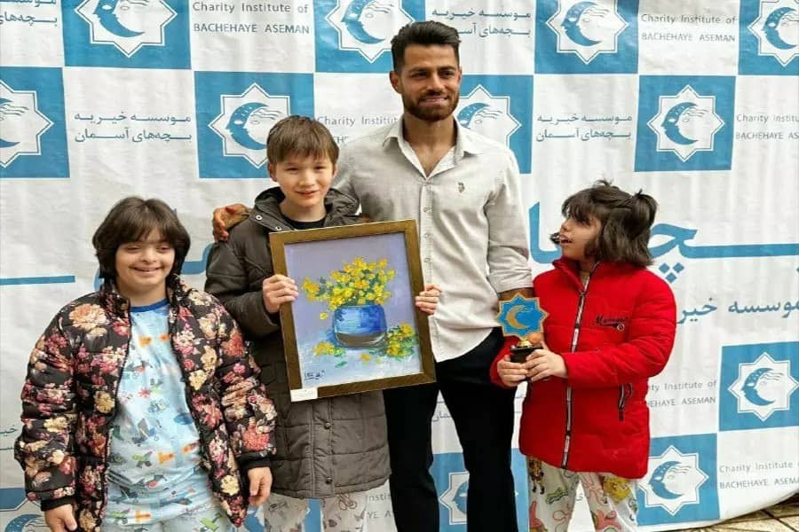 پورعلی گنجی در میان کودکان آسایشگاه خیریه بچه‌های آسمان