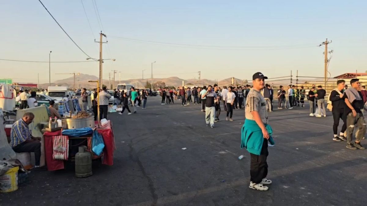 گزارش فوتبالی از حال و هوای بیرون ورزشگاه سردار آزادگان در آستانه بازی شمس آذر و استقلال