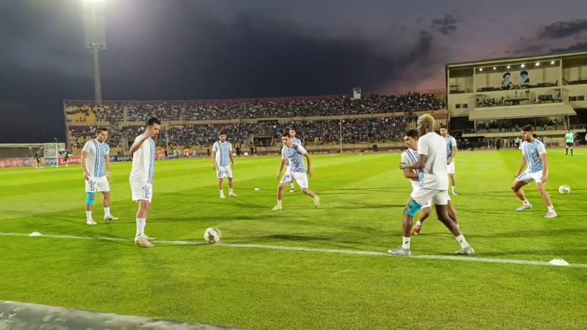 گرم کردن بازیکنان استقلال و شمس آذر قبل از آغاز بازی