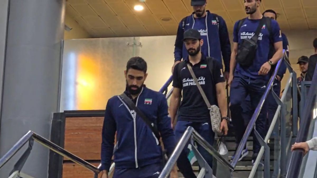 لحظه بازگشت ملی پوشان والیبال به کشور و سلفی با هواداران
