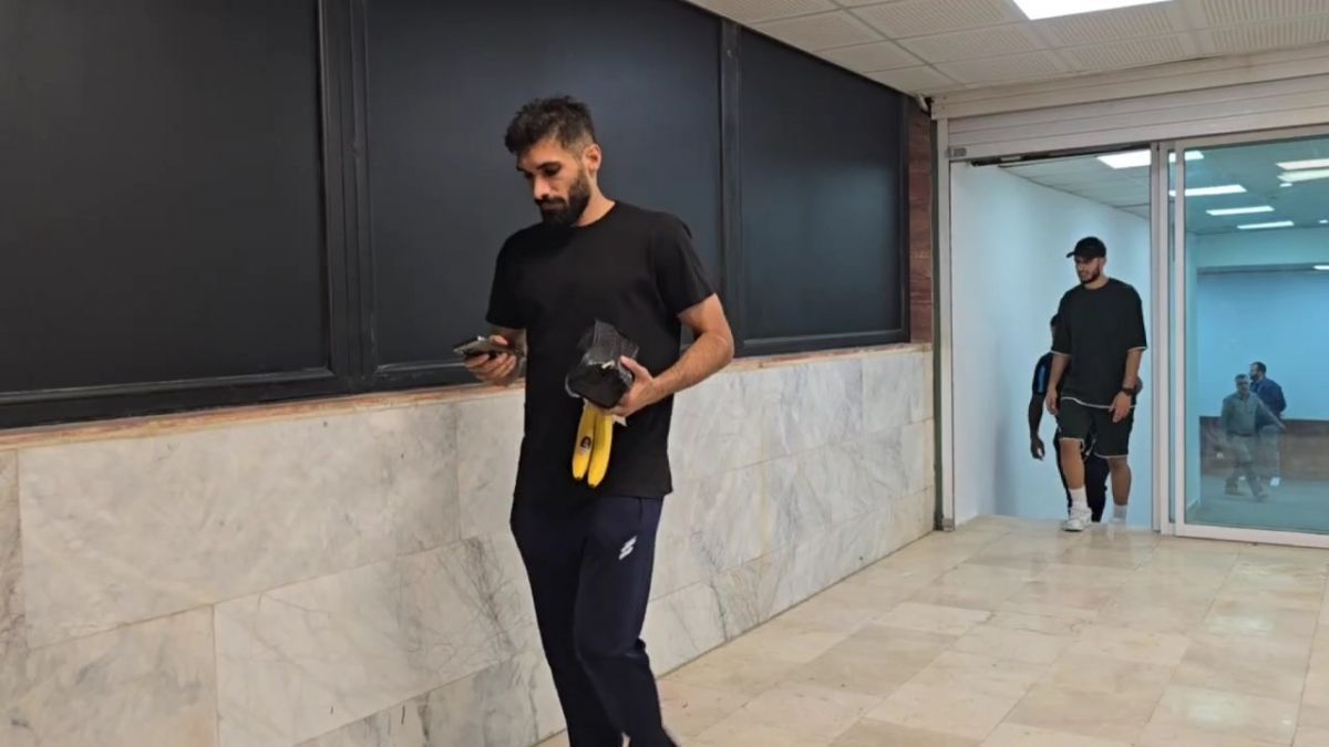خروج بازیکنان استقلال از ورزشگاه بعد از آخرین جلسه تمرینی قبل از بازی با المحرق