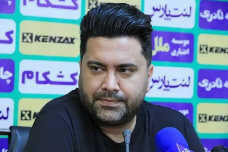 اخباری با بلندگو چادرملو را تمرین می‌دهد! (عکس)