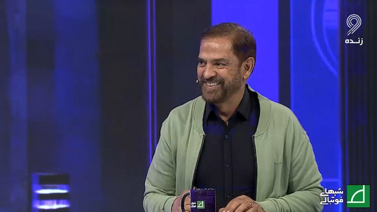 شوخی جالب مجری شب های فوتبالی با لباس فیروز کریمی در برنامه