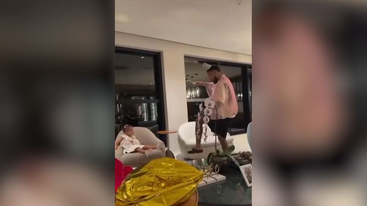 شعبده‌بازی به سبک نیمار برای دخترش!