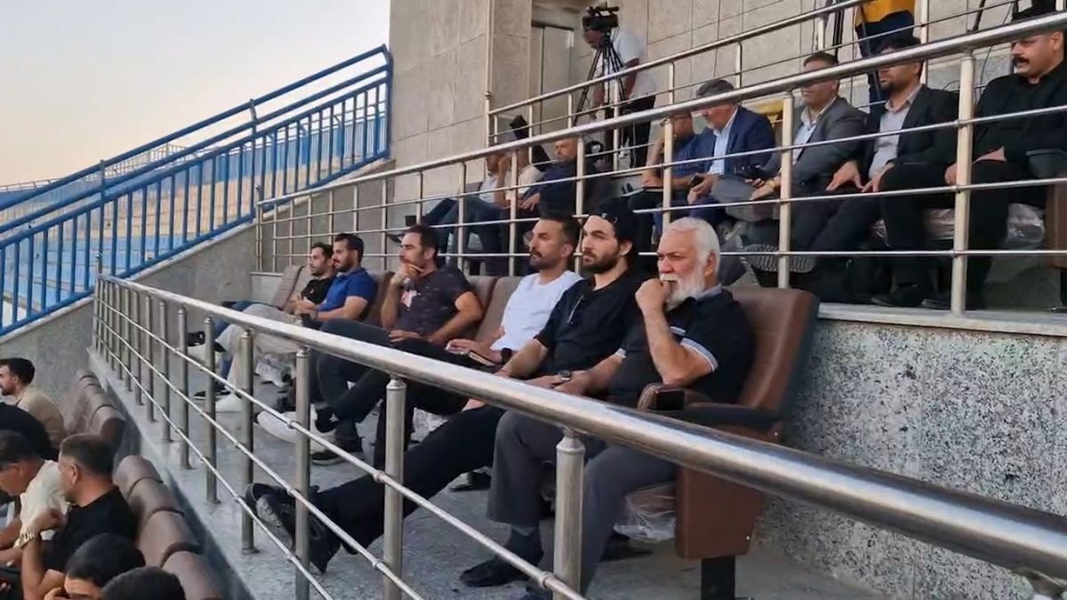 علیرضا حقیقی و محمد نوری از روی سکو بازی آریو و صنعت نفت آبادان را تماشا می‌کنند