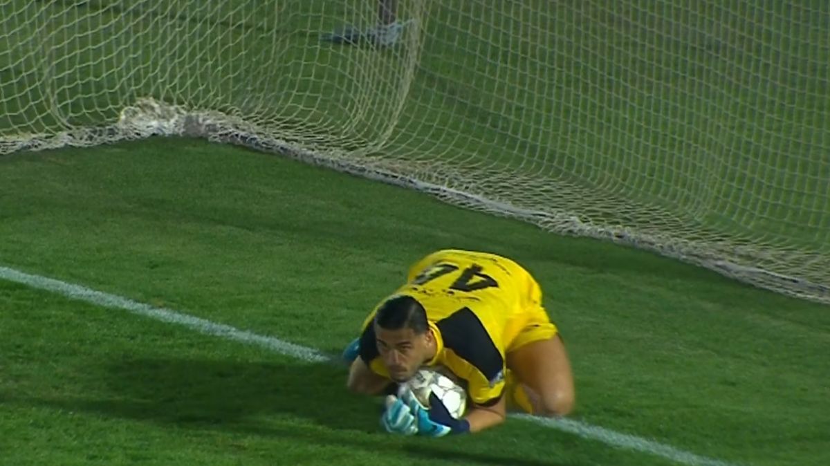 ضربه آشورماتوف مدافع استقلال در لحظه آخر توسط میرزازاد روی خط مهار شد