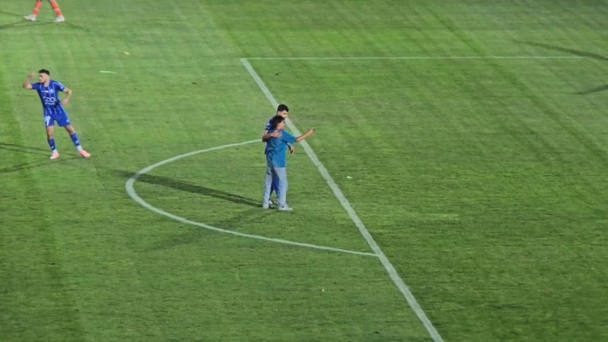 سلفی جیمی جامپ با بازیکن استقلال حین بازی مقابل مس