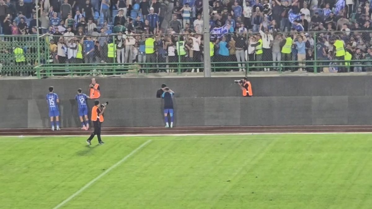 مونیر الحدادی پس از برتری مقابل مس پیراهن خود را به هوادار استقلال اهدا کرد