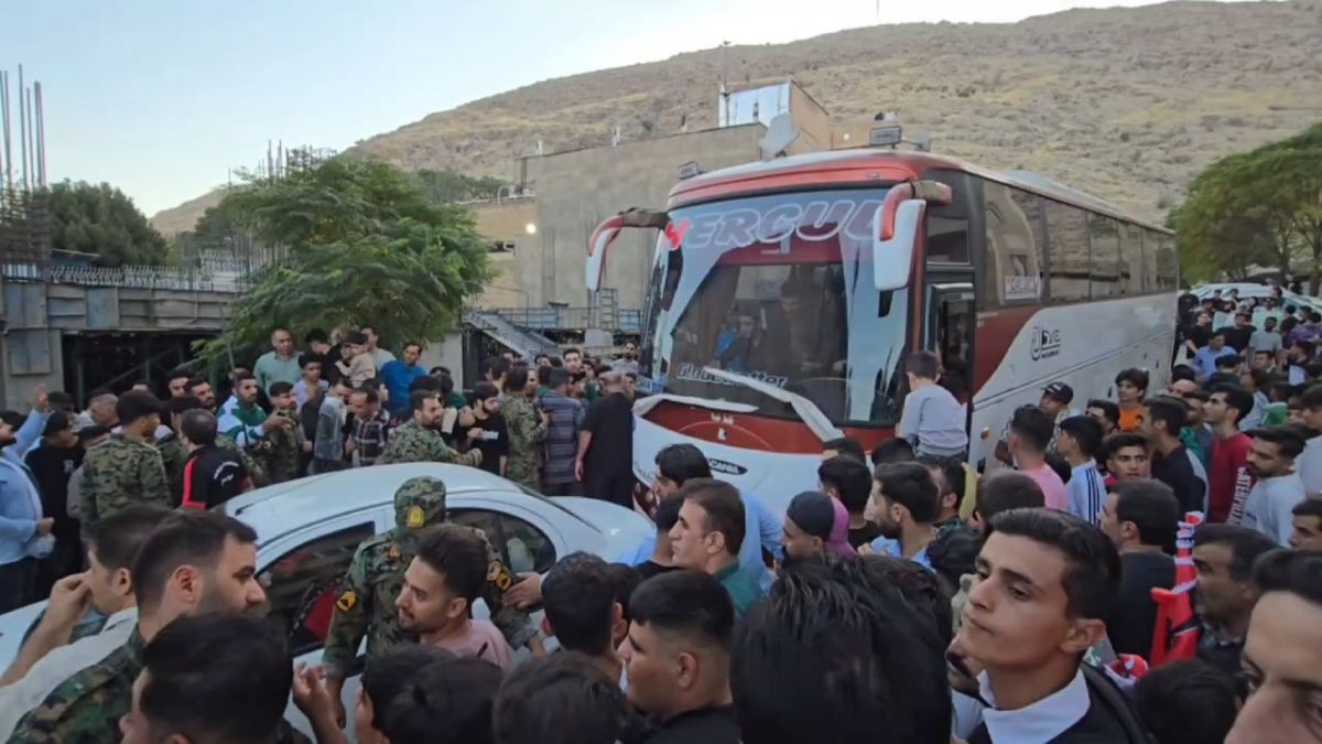 ورود اتوبوس خیبر به ورزشگاه در میان ازدحام هواداران