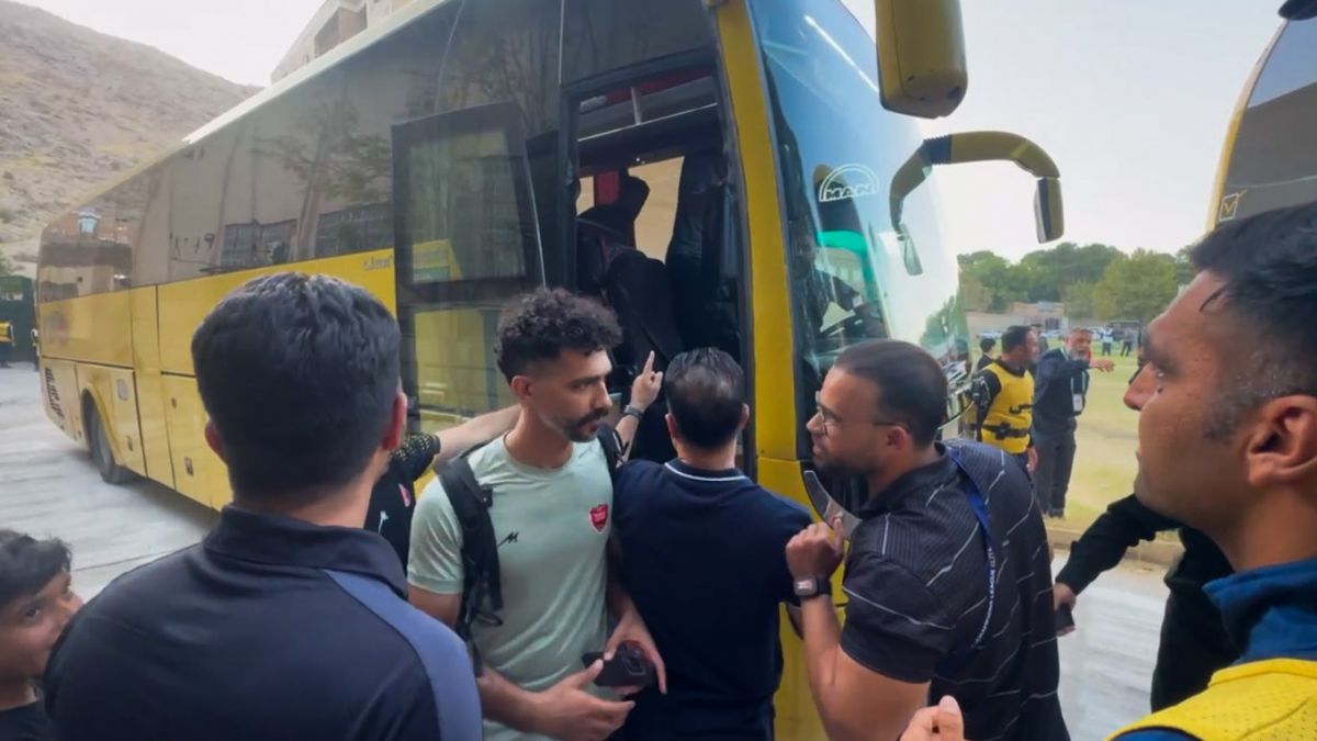 ورود بازیکنان خیبر و پرسپولیس به ورزشگاه تختی خرم آباد