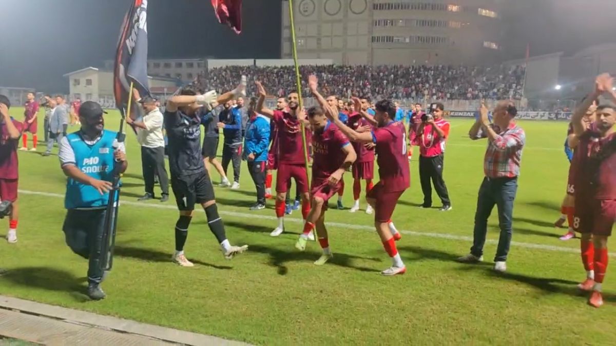 شادی و پایکوبی هواداران نساجی با بازیکنان پس از برد مقابل مس