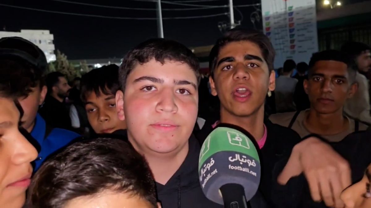 صحبتهای هواداران پرسپولیسی که برای بازی استقلال به ورزشگاه آمده اند