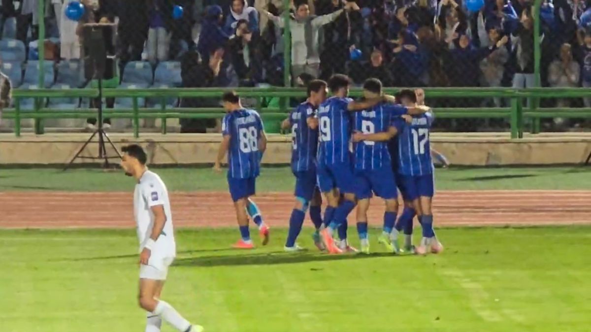 گل دوم استقلال به الوحدات از زاویه جایگاه تماشاگران