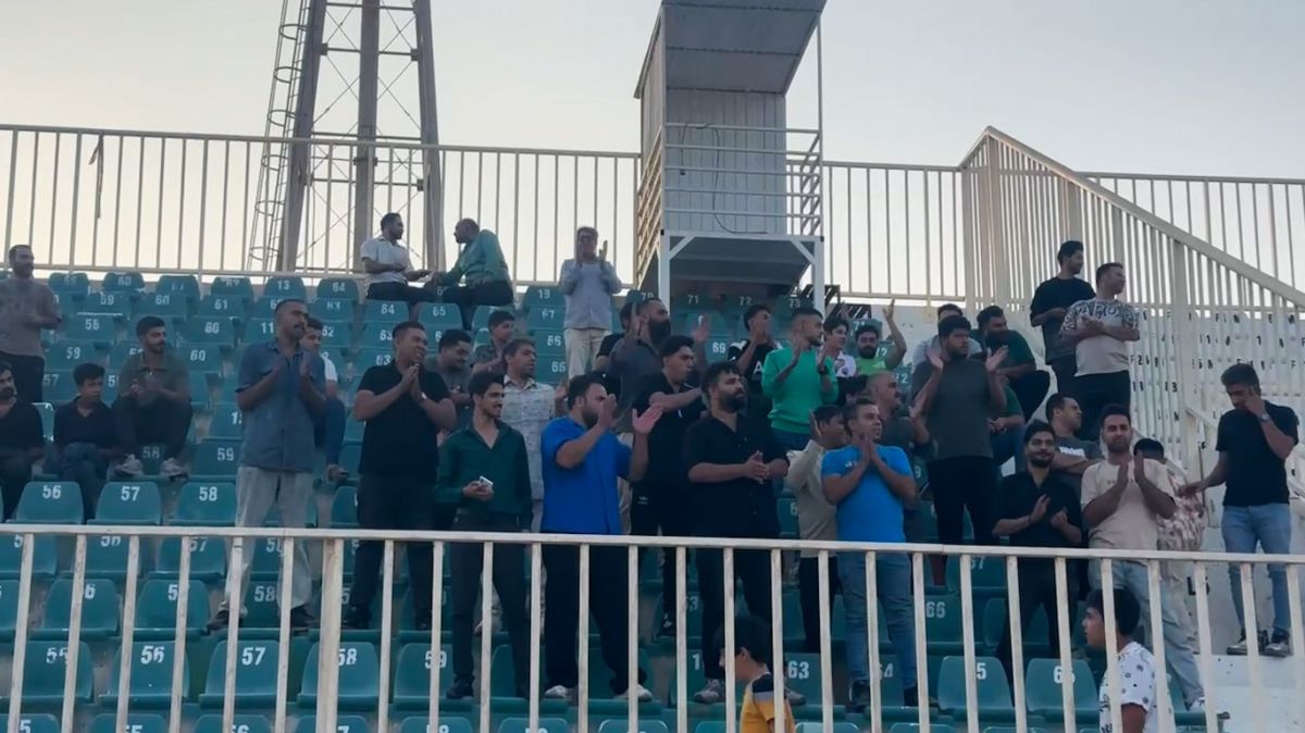 حضور هواداران چادرملو در تمرین پیش از بازی با خیبر در اولین دیدار خانگی خود در یزد