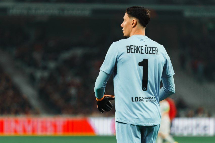 برک اوزر چهارمین پنالتی متوالی را مهار کرد