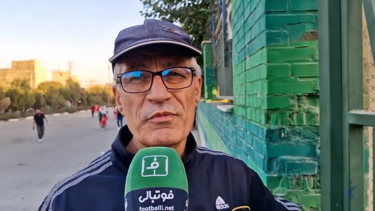 هوادار رهگذر استقلالی قبل از شروع بازی پرسپولیس با ذوب آهن
