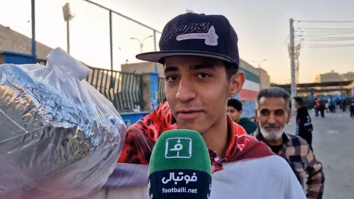 صحبتهای متفاوت دو هوادار پرسپولیس قبل از بازی با ذوب آهن
