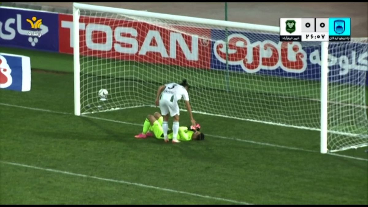 اقدام جوانمردانه و زیبای بازیکنان چادرملو مقابل خیبر