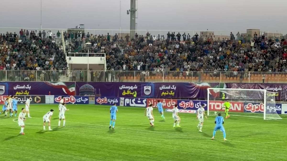 گل اول چادرملو به خیبر توسط هادی حبیبی نژاد از زاویه دوربین فوتبالی