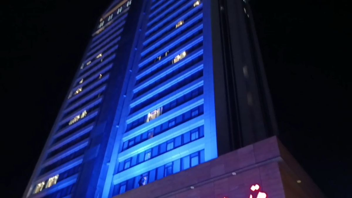 تجمع هواداران استقلال مقابل هتل محل اقامت این تیم در شیراز