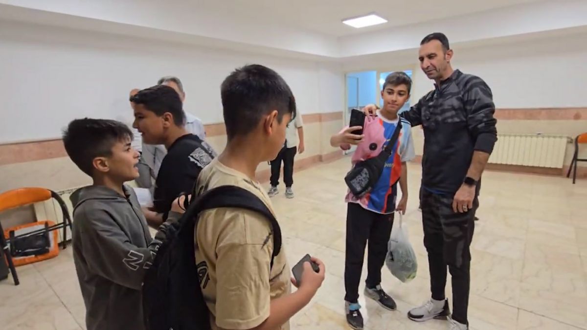 ویدیوی جالب از صف کشیدن کودکان هوادار برای امضا گرفتن از رضا عنایتی سرمربی سایپا