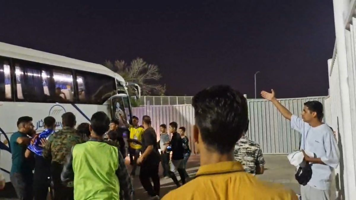 هجوم هواداران به سمت صالح حردانی باعث شد اشتباها به سمت اتوبوس فجر برود