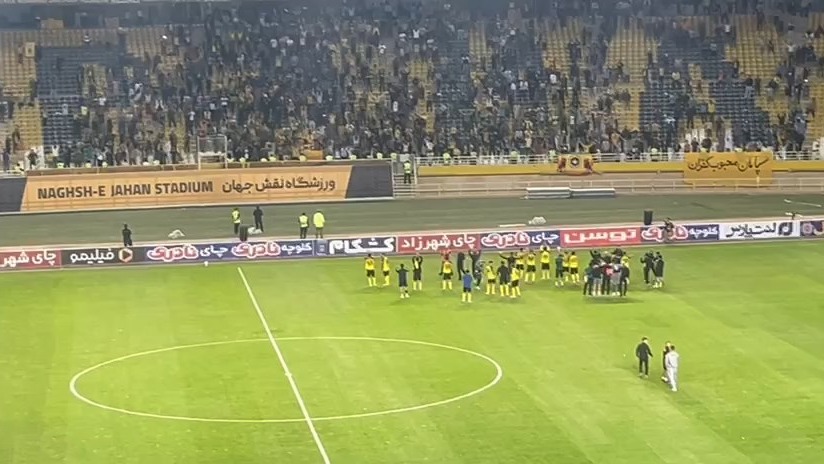 جشن بازیکنان سپاهان و محرم نویدکیا همراه با هوادران بعد از پیروزی مقابل پیکان
