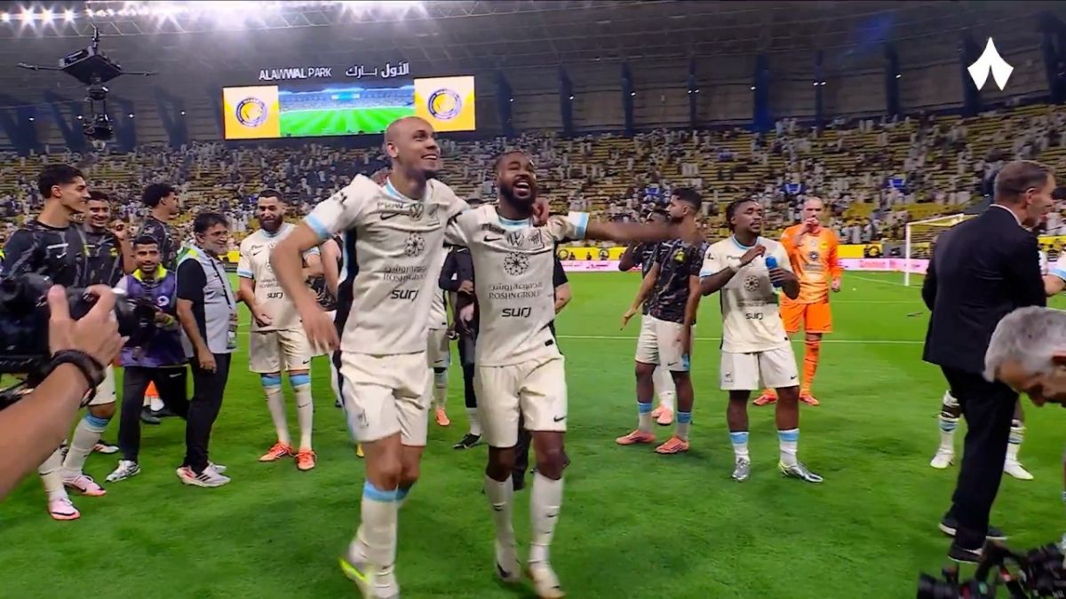 شادی بازیکنان الاتحاد پس از برد مقابل النصر