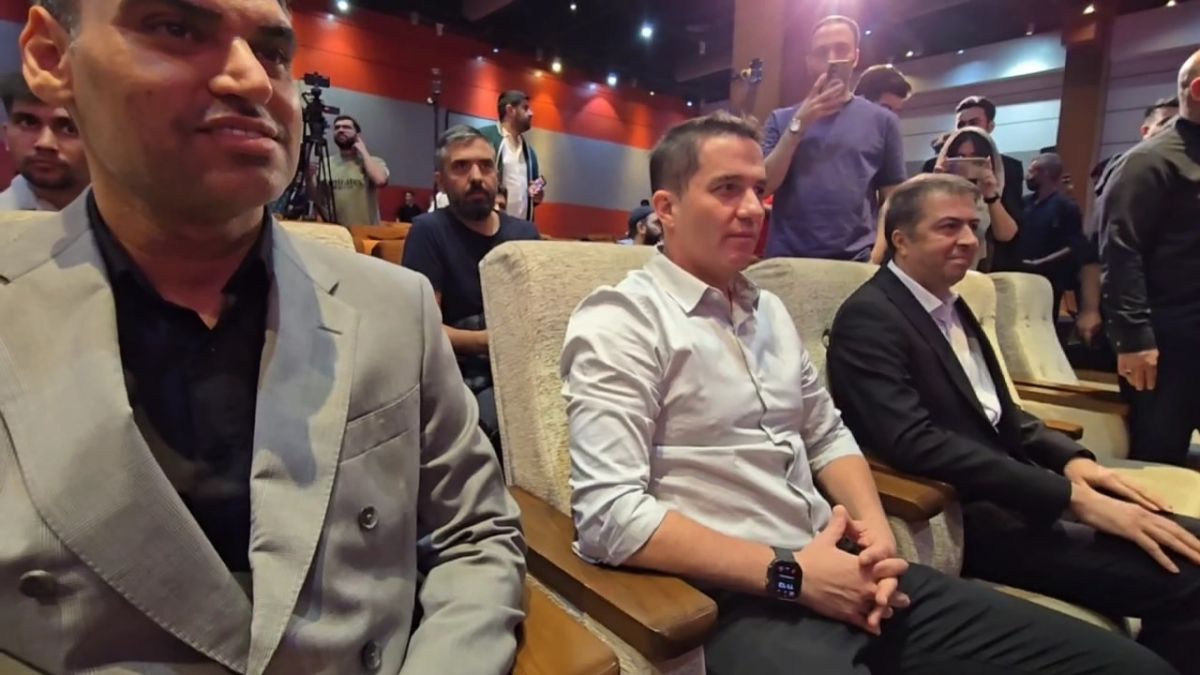 ورود اوسمار، سرمربی جدید پرسپولیس به سالن مراسم معارفه