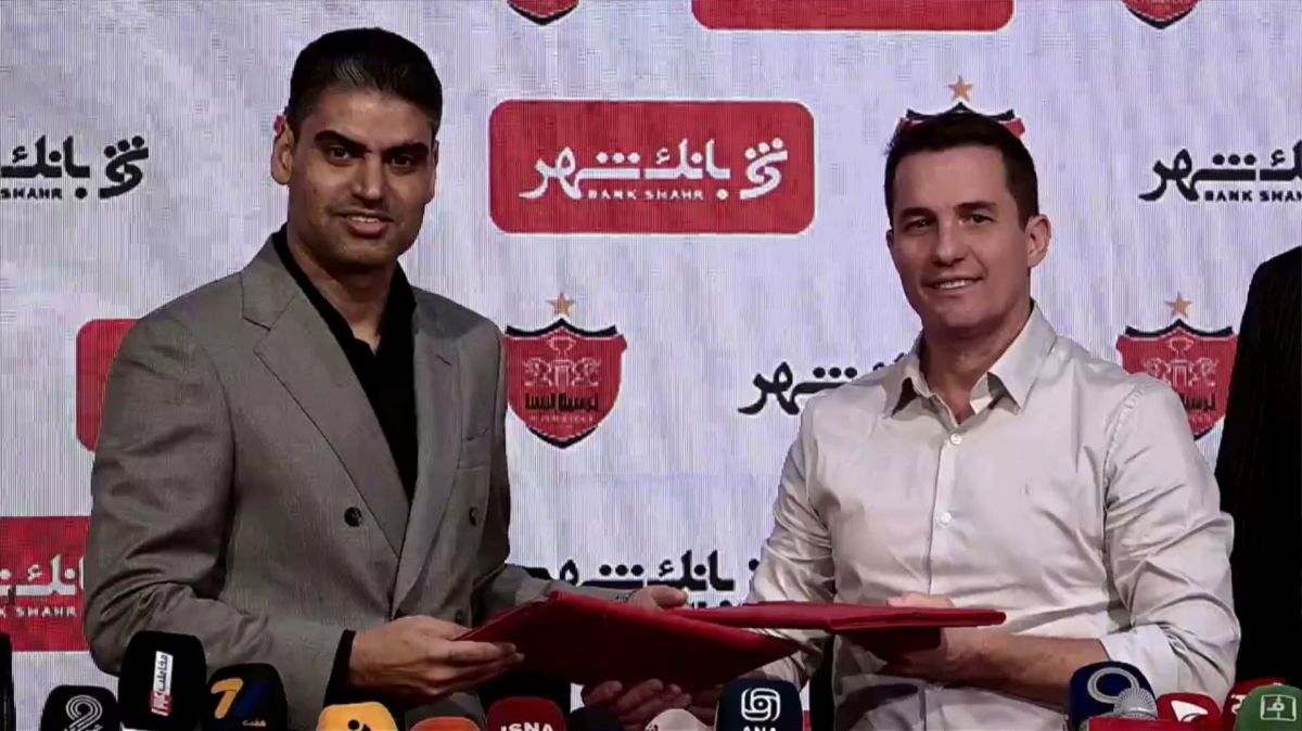 لحظه امضای قرارداد اوسمار با باشگاه پرسپولیس